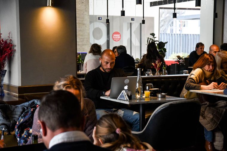 Modesto Civit tiene su ingreso por calle Ganaderos, casi en la esquina con Emilio Civit. Modesto Civit tiene su ingreso por calle Ganaderos, casi en la esquina con Emilio Civit.