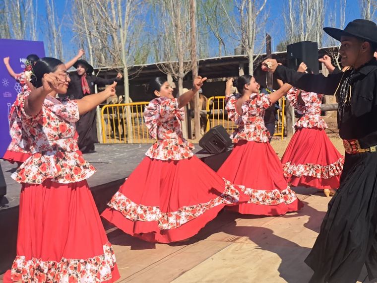 La escuela de Vendimia Chakaymanta está nominada en la categoría “Grupo Mix en Folclore” La escuela de Vendimia Chakaymanta está nominada en la categoría “Grupo Mix en Folclore”