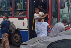 Colectivero y conductor a las piñas Foto: NA