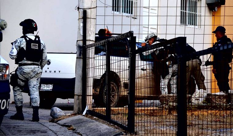 Miembros de la policía estatal resguardan el área donde se localizó el cuerpo sin vida del alcalde de Chilpancingo. Foto: EFE