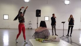 Griselda López Zalba y Mariano Leotta cantan Nessun dorma y una mujer baila en la cárcel. Foto Ulises Naranjo Griselda López Zalba y Mariano Leotta cantan Nessun dorma y una mujer baila en la cárcel. Foto Ulises Naranjo