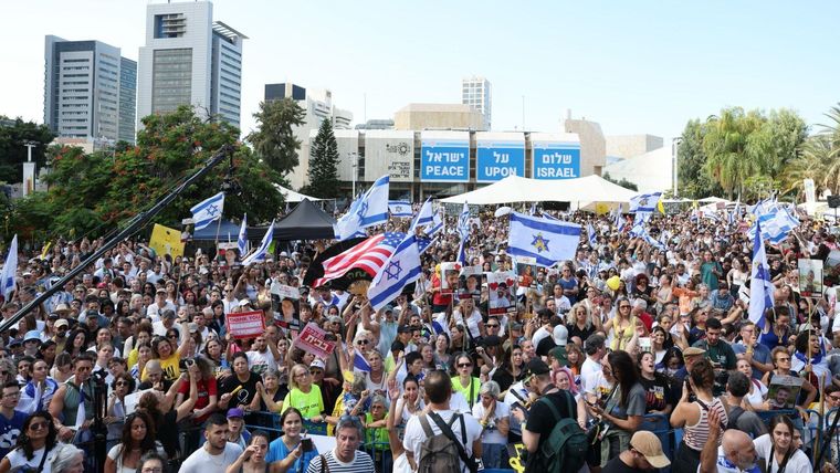 Miles de israelíes celebraron en las calles de Tel Aviv la liberación de los rehenes en poder de Hamás.