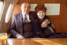 Mijaíl y Raisa Gorbachov estuvieron casados ??durante 46 años antes de su muerte en 1999. Mijaíl y Raisa Gorbachov estuvieron casados ??durante 46 años antes de su muerte en 1999.