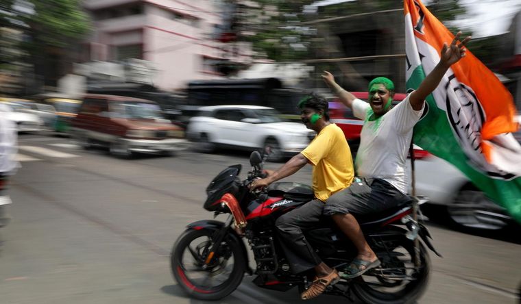 Algunos ya celebran en India, pero el triunfo se lograría con menos votos que la última vez. Foto: Efe.