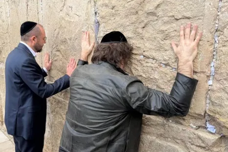 milei inicio su visita a israel con una recorrida por el muro de los lamentos milei inicio su visita a israel con una recorrida por el muro de los lamentos