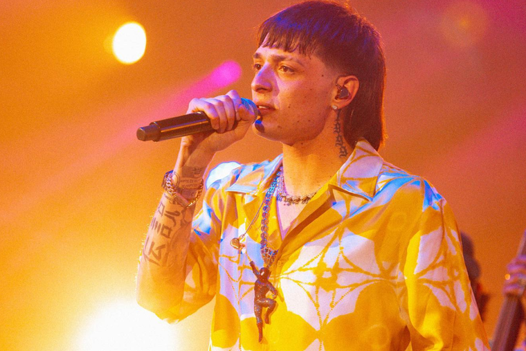 Peso Pluma representa a México sobre el escenario de los VMAs Foto: Instagram