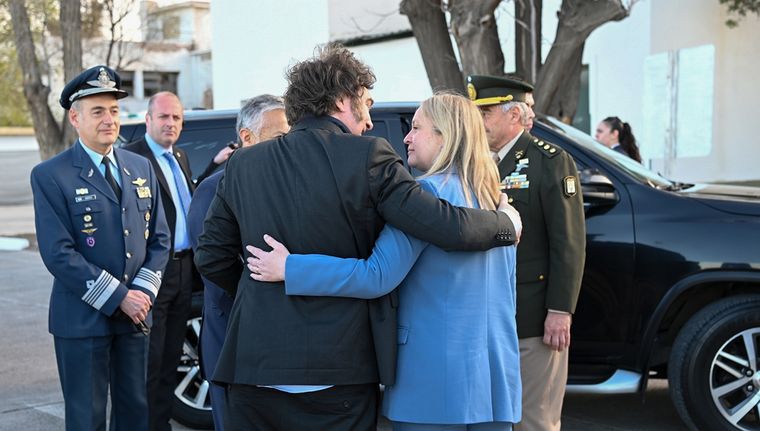 Javier Milei en su visita con Mendoza junto a Hebe Casado Foto: Gobierno