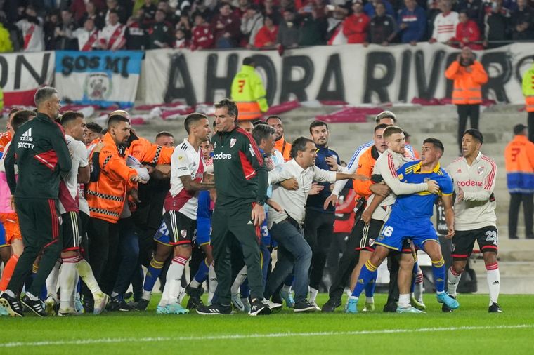 El último clásico en el Monumental terminó picado. Foto: NA