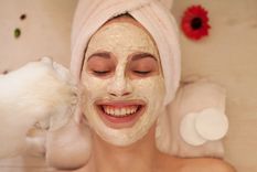 Para esta máscara facial debes tener yogur natural, sin azúcar.