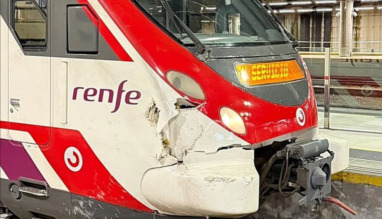 El tren sufrió algunos daños en su parte delantera pero pudo continuar su recorrido, en el quinto accidente en cinco días en España.