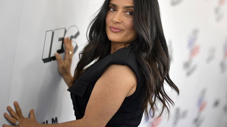 Salma Hayek suele utilizar esta pieza clave de su outfit para sumar color. Foto: Vanitatis