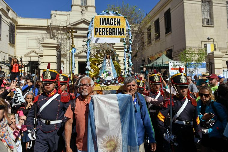 La peregrinación a la Basílica de Luján, comenzó oficialmente a las 10 de la mañana de este sábado, partiendo del Santuario de San Cayetano, en Liniers. Foto: NA