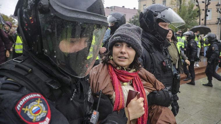 En Rusia, hubo protestas contra la guerra. Foto: Efe.
