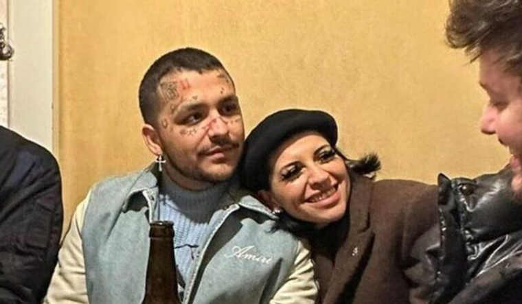 Christian Nodal y Cazzu se tomaron unas bellas vacaciones en Japón y estuvieron bien románticos entre ellos. La rapera publicó un álbum de fotos en su cuenta de Instagram. Foto: Twitter @rosalia