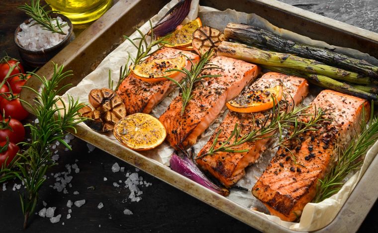 Salmón al horno con patatas Una receta simple y deliciosa para hacer en minutos. Foto: Shutterstock