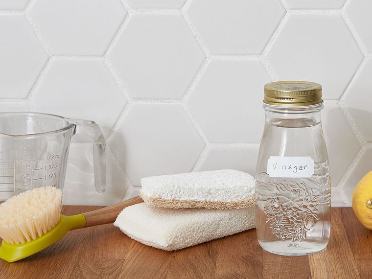 LIMPIAR EL VINAGRE PROVIENE DE LA FERMENTACIÓN ACÉTICA DEL ALCOHOL Foto: The Spuce - thespruce.com