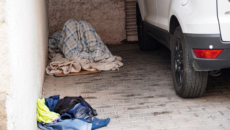 Persona durmiendo en la calle en pleno centro. Persona durmiendo en la calle en pleno centro.