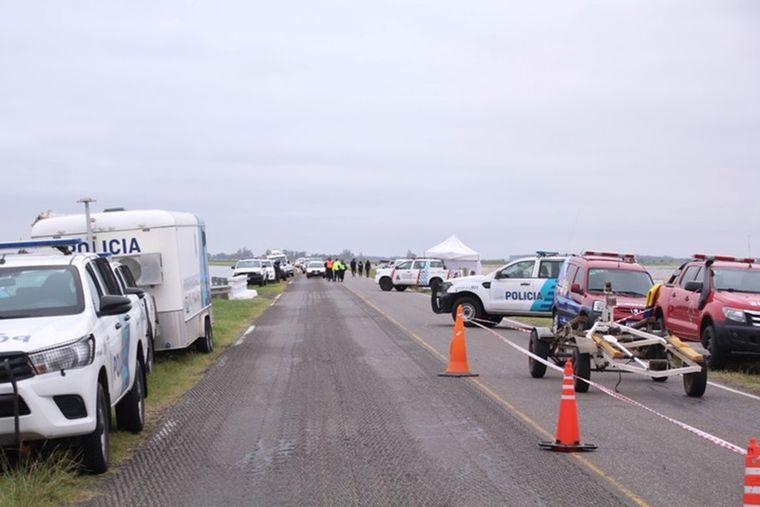 Más de cien efectivos están trabajando con drones y remolques para intentar sumergirse con sogas y ganchos intentando hacer emerger la camioneta. Foto: Presente Noticias