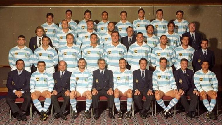 Los Pumas posaban con sus camisetas en la previa del tercer Mundial, luego de haberse despedido en primera ronda en 1987 y 1991, con Cacho parado en la segunda fila (de arriba hacia abajo) y ubicado tercero de derecha a izquierda. Foto: UAR