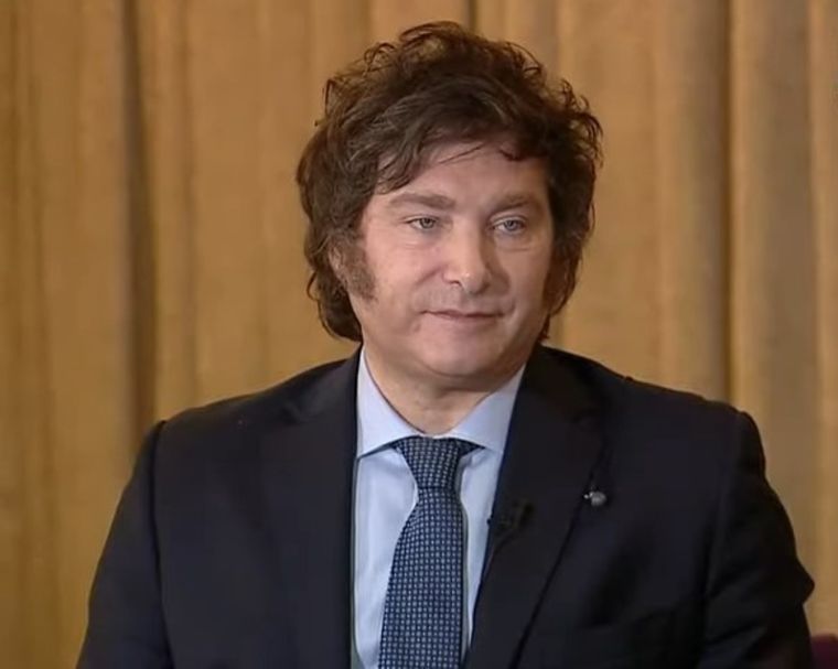 Javier Milei sostuvo que los manifestantes afines a Sergio Massa tiraron “huevos, piedras y botellas rotas” contra sus simpatizantes Foto: Captura de pantalla LN+