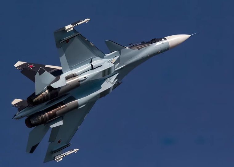 Su-35 Rusia lo armó con el misil antirradar Kh-31 Foto: FIE