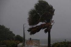 seguilo minuto a minuto: el huracan isaias llega a florida y temen inundaciones y destrozos