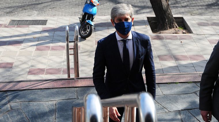 El juez ingresando a Tribunales. La scooter de atrás pertenece a otra persona Foto: ALF PONCE MERCADO / MDZ