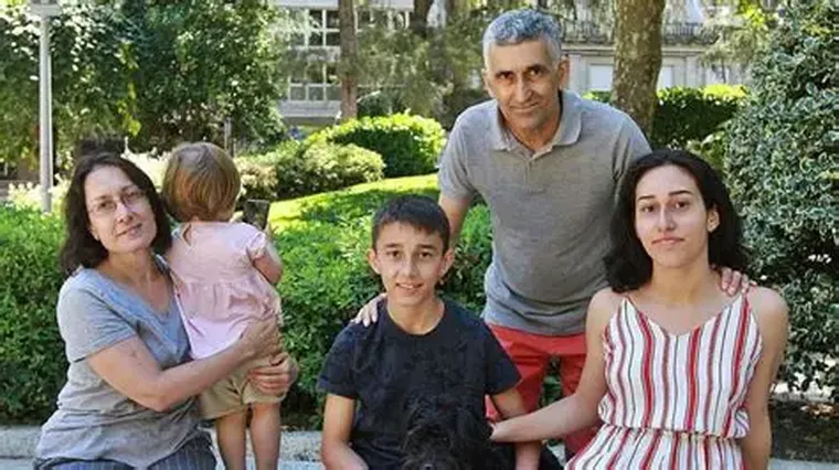 El acogimiento familiar aparece como una respuesta que prioriza el cuidado en entornos familiares afectivos. El acogimiento familiar aparece como una respuesta que prioriza el cuidado en entornos familiares afectivos.