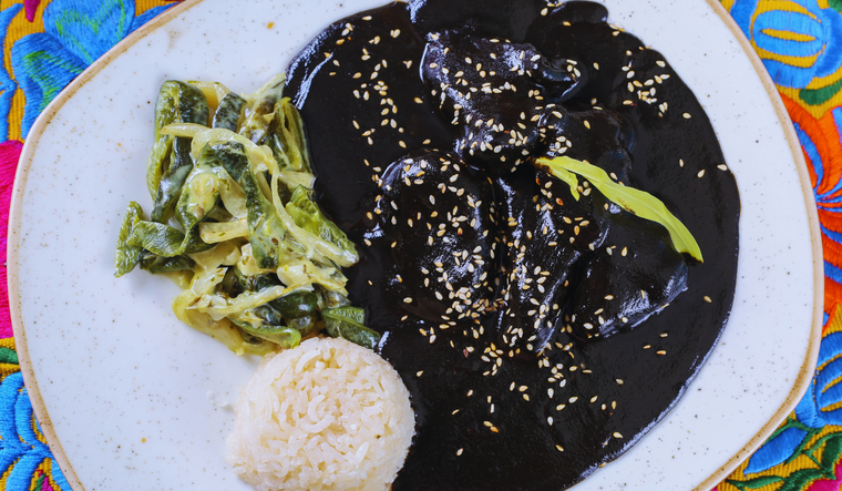La receta de mole negro oaxaqueño es tan antigua que algunos ingredientes, como los chiles nativos, se utilizan desde épocas prehispánicas. La receta de mole negro oaxaqueño es tan antigua que algunos ingredientes, como los chiles nativos, se utilizan desde épocas prehispánicas.