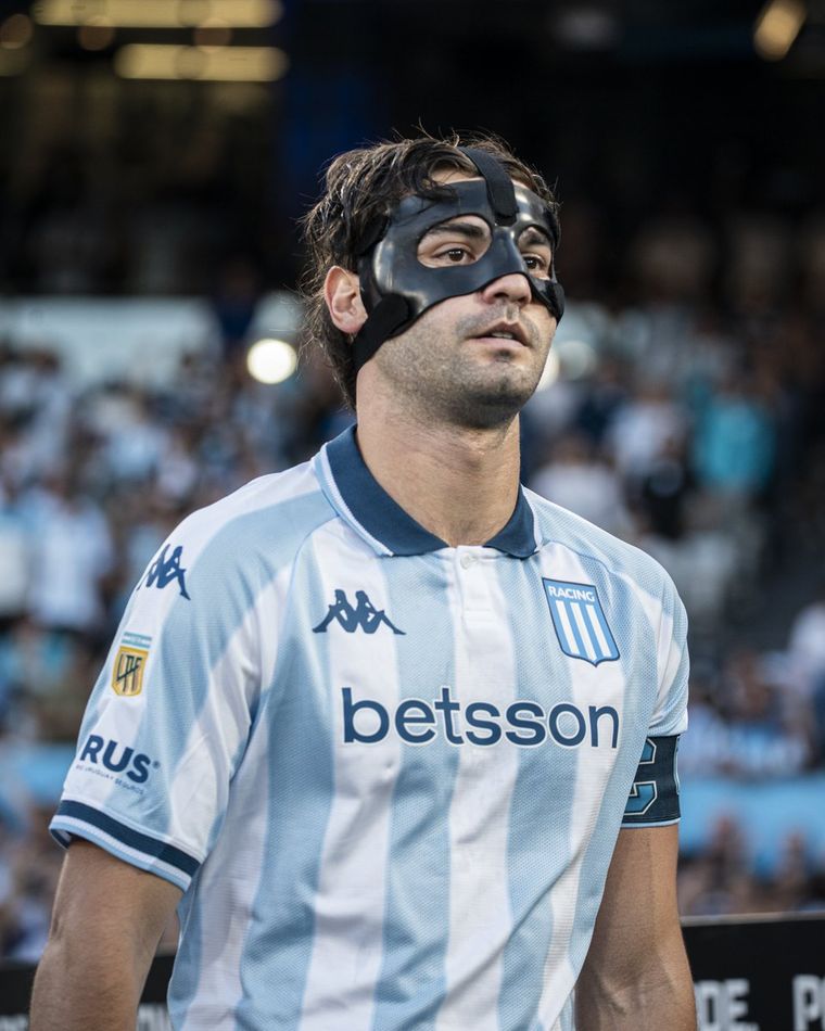 Por precaución, Santiago Sosa jugó enmascarado frente a River y fue una de las figuras del partido. Por precaución, Santiago Sosa jugó enmascarado frente a River y fue una de las figuras del partido.