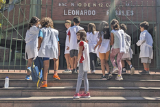 Solo el 34% de los padres de chicos menores de 13 años los dejan ir a lugares como la escuela, el club o la plaza solos. Foto: Vínculos vecinales