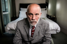 Una estrella con un talento y una apariencia que destaca en el mundo del espectáculo.