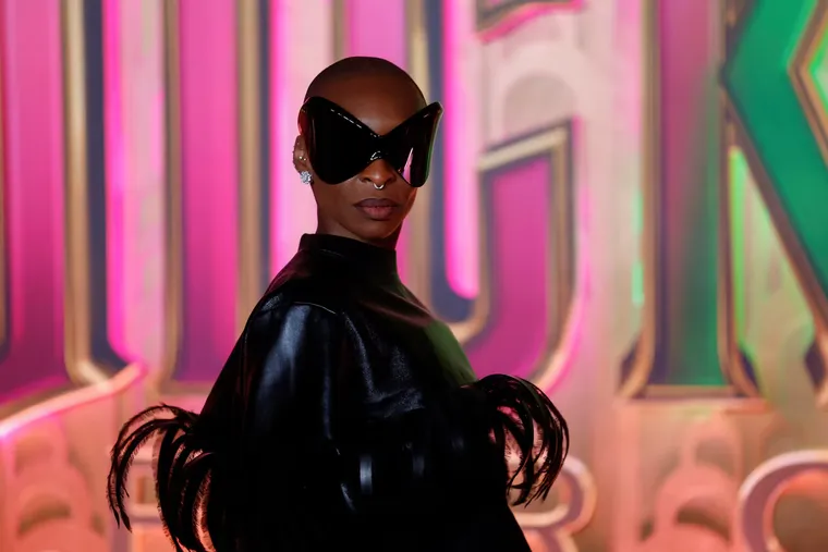 La actriz le sumó las gafas tipo pantalla de Balenciaga. La actriz le sumó las gafas tipo pantalla de Balenciaga.