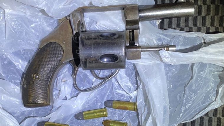 El arma de fuego incautada en Las Heras. 