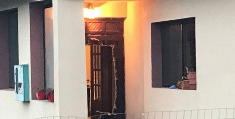 Así quedó la puerta de la casa después del ataque del desquiciado