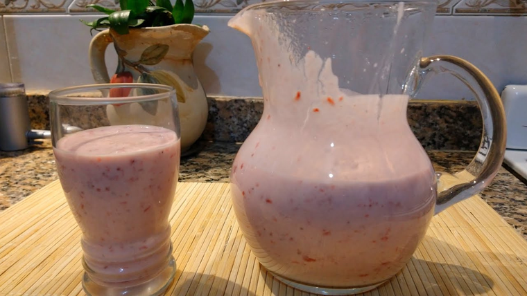 En pleno verano, esta receta de yogur bebible de frutillas se disfruta recién hecha o bien fría de la heladera. En pleno verano, esta receta de yogur bebible de frutillas se disfruta recién hecha o bien fría de la heladera.
