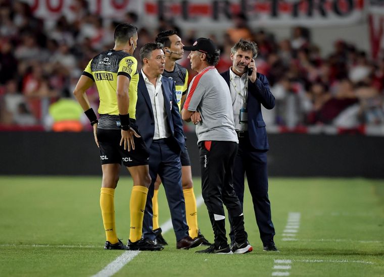 Troglio y Gallardo, durante la interrupción que sufrió River-Instituto. Foto: @GiaanTroglio