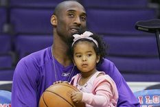 Kobe Bryant junto a su hija mayor Natalia, cuando aún era muy pequeña y la leyenda estaba viva.