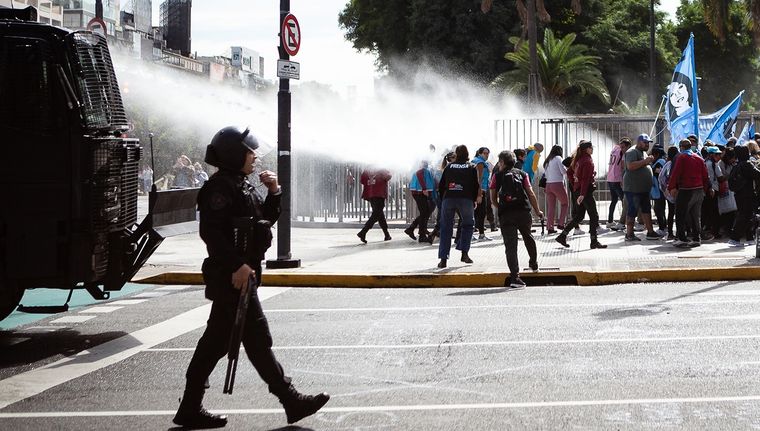 Tras la represión del pasado miércoles 5, clubes de fútbol convocan a marchar con los jubilados Foto: DPA