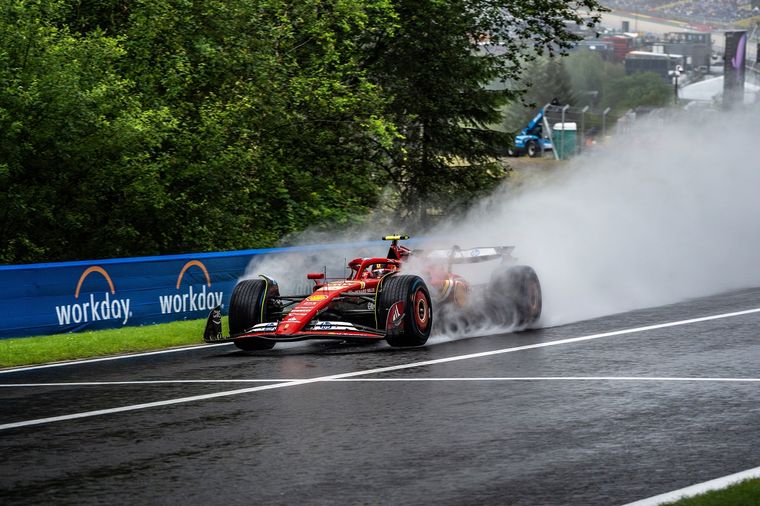 Se desconoce cómo será el comportamiento de los nuevos autos de la Fórmula 1 en condiciones de lluvia (en la imagen, Carlos Sainz en el Gran Premio de Bélgica 2024).