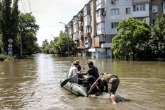presa Ucrania evacuados Se calcula que cerca de treinta personas murieron tras la voladura de la presa. Foto: Efe.