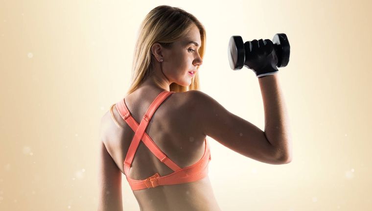 La rutina de entrenamiento para fortalecer tríceps y eliminar las alas de murciélago (Shutterstock).