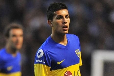 Leandro Paredes debutó con la camiseta de Boca el 6 de noviembre de 2010, de la mano del DT Claudio Borghi en un 0-2 frente a Argentinos Juniors. Leandro Paredes debutó con la camiseta de Boca el 6 de noviembre de 2010, de la mano del DT Claudio Borghi en un 0-2 frente a Argentinos Juniors.
