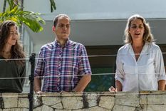 Claudia Macero (izquierda), Pedro Uchurrurtu y Magalli Meda, tres de los opositores asilados en la embajada argentina de Caracas desde marzo. Imagen del 1 de agosto. Foto: EPA