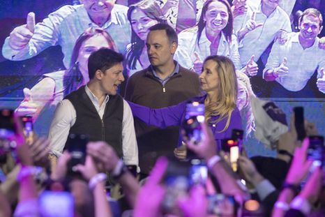 La pulseada entre Santiago Caputo y Karina Milei en medio de la designación de Manuel Adorni como nuevo jefe de Gabinete. La pulseada entre Santiago Caputo y Karina Milei en medio de la designación de Manuel Adorni como nuevo jefe de Gabinete.