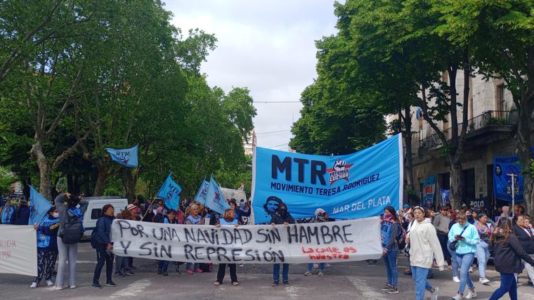 Los manifestantes en las inmediaciones de la Municipalidad de General Pueyrredon Foto: Gentileza: MTR