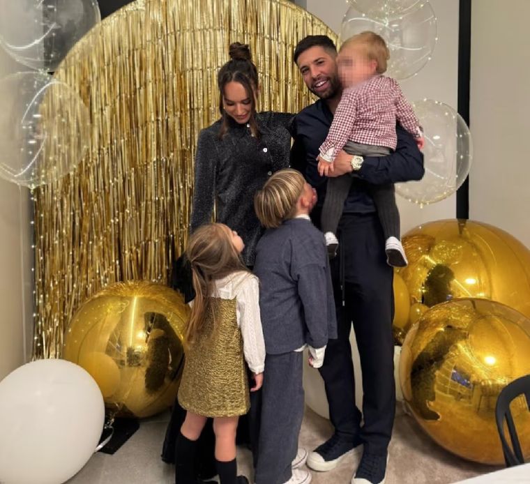 Jordi Alba junto a su familia. Foto: @jordialbaoficial. Jordi Alba junto a su familia. Foto: @jordialbaoficial.