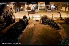 La víctima realizó una espectacular maniobra marcha atrás para escapar de los motochorros.