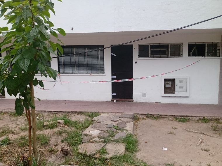 La propiedad donde ocurrió el homicidio, preservada por Policía Científica.