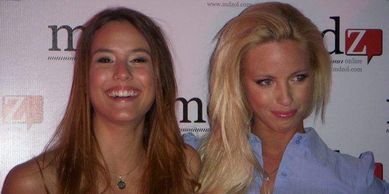 Diosas: Luly Fernández y Rocío Guirao Díaz, en el parador vip de MDZ. Foto: MDZ